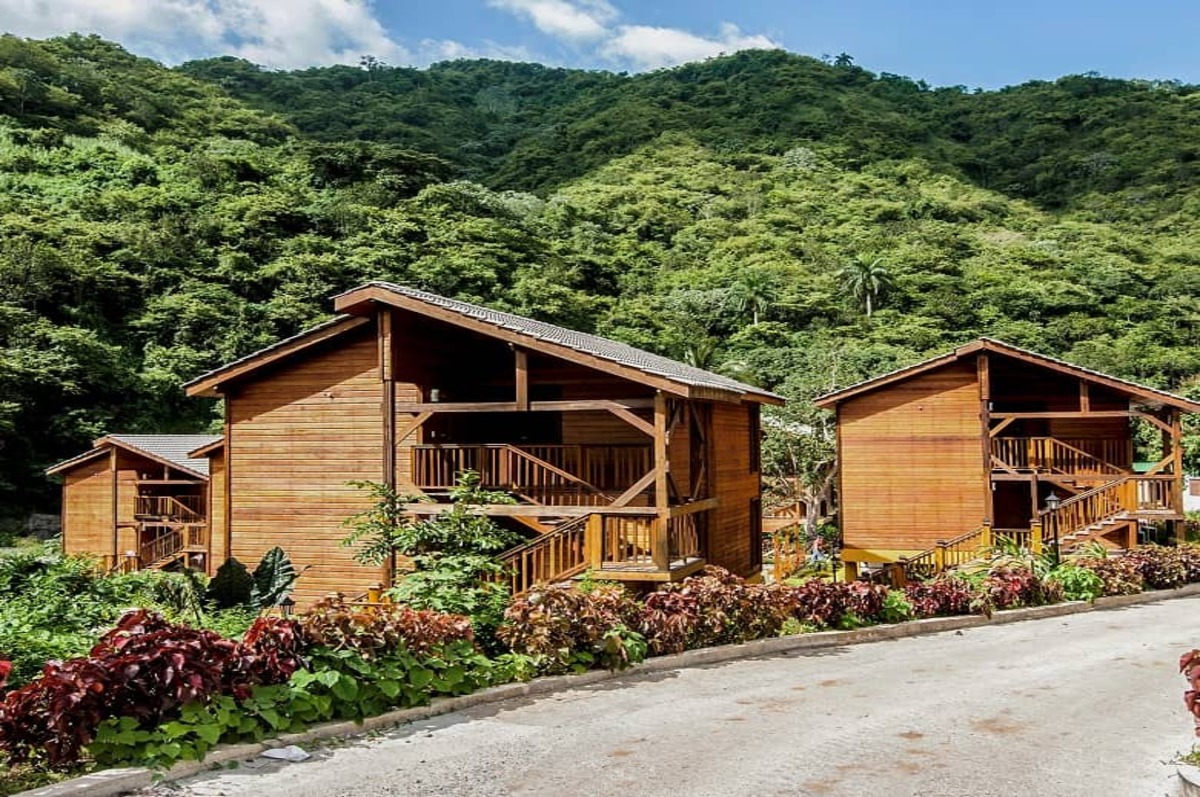 Bungalow de Villa Santo Domingo, al fondo montañas de la Sierra Maestra